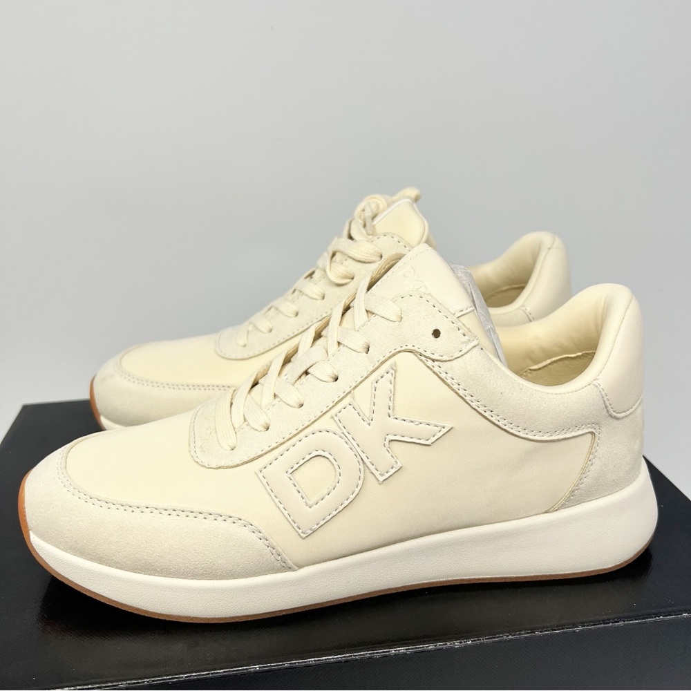 DKNY Oaks Logo Sneakers
Size 8 - Picture 3 of 7